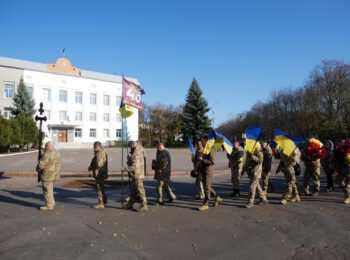 НАЗАВЖДИ В СТРОЮ: РОМЕНСЬКА ГРОМАДА ПРОВЕЛА В ОСТАННЮ ПУТЬ ГЕРОЯ УКРАЇНИ ЮРІЯ СОЧКУ