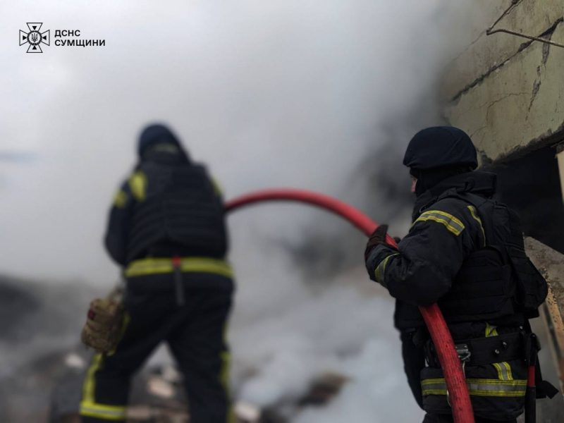 Рятувальники показали, як ліквідовували пожежу, що спричинив ракетний удар по Шосткинській громаді + Фото + Відео