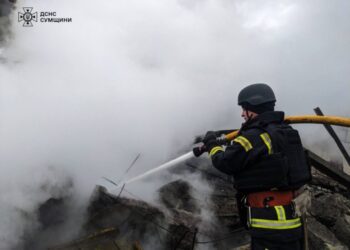 Рятувальники показали, як ліквідовували пожежу, що спричинив ракетний удар по Шосткинській громаді + Фото + Відео