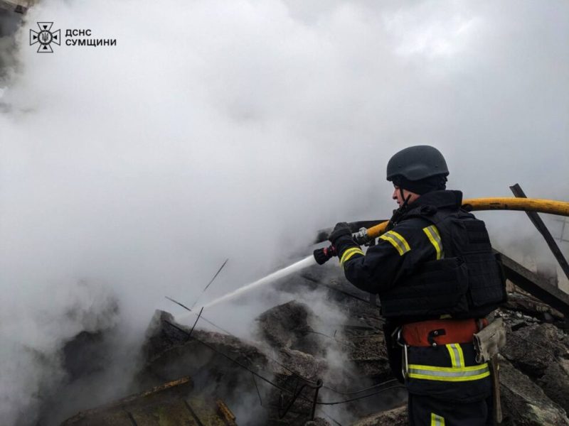 Рятувальники показали, як ліквідовували пожежу, що спричинив ракетний удар по Шосткинській громаді + Фото + Відео