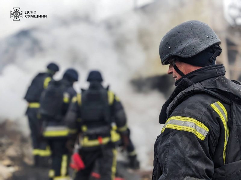 Рятувальники показали, як ліквідовували пожежу, що спричинив ракетний удар по Шосткинській громаді + Фото + Відео