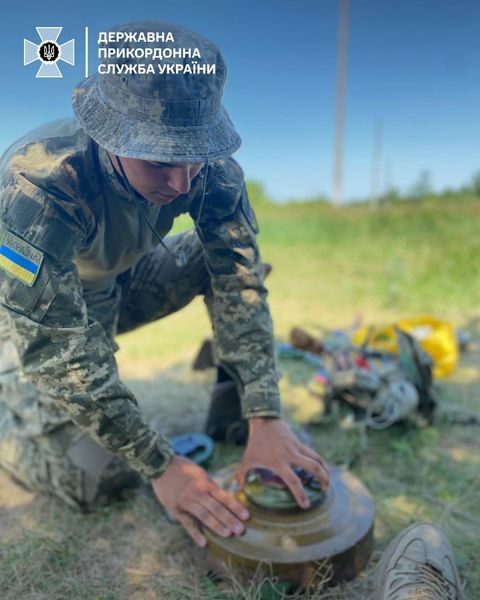 Розділили один окоп на двох: батько та син разом захищають державний кордон