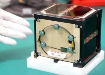 У космос запустили перший у світі дерев’яний супутник