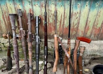 У Кролевці викрили чоловіка, який незаконно зберігав зброю