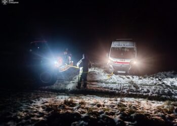 У Шостці рятувальники допомогли медпрацівникам відбуксирувати дві «швидкі» + Фото + Відео
