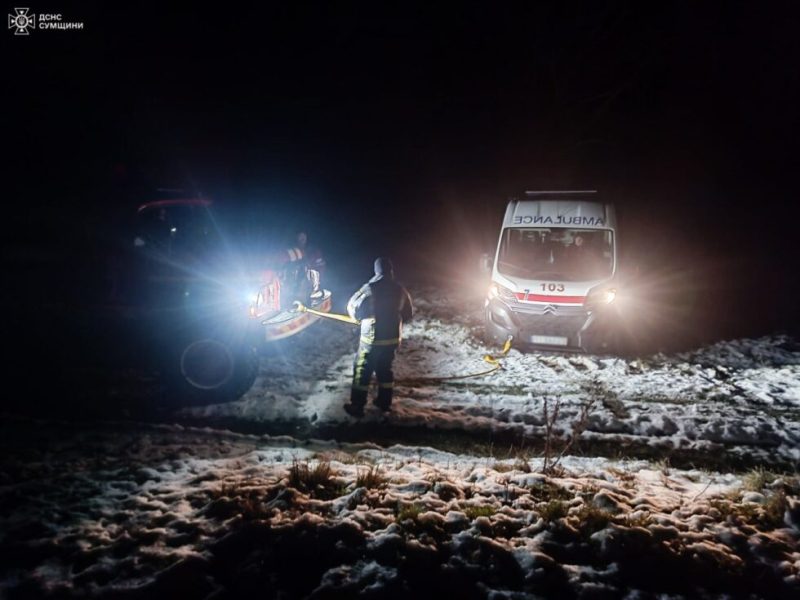 У Шостці рятувальники допомогли медпрацівникам відбуксирувати дві «швидкі» + Фото + Відео