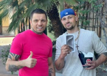 У США скандальний боксер, уродженець Шостки вдало зіграв на ставках і на радощах вирішив подарувати айфон безхатченку