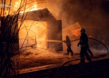 У Сумах на пожежі в гаражі постраждав чоловік (відео)