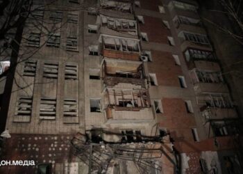У Сумах росіяни влучили ударним БпЛА у багатоповерхівку: серед постраждалих вагітна