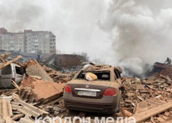 У Сумах – влучання в автостоянку