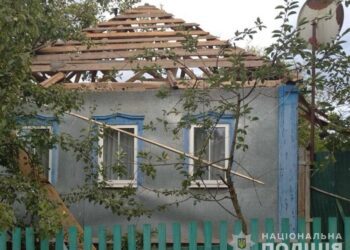 В поліції Сумщини показали фото будинку, який був пошкоджений через російські обстріли