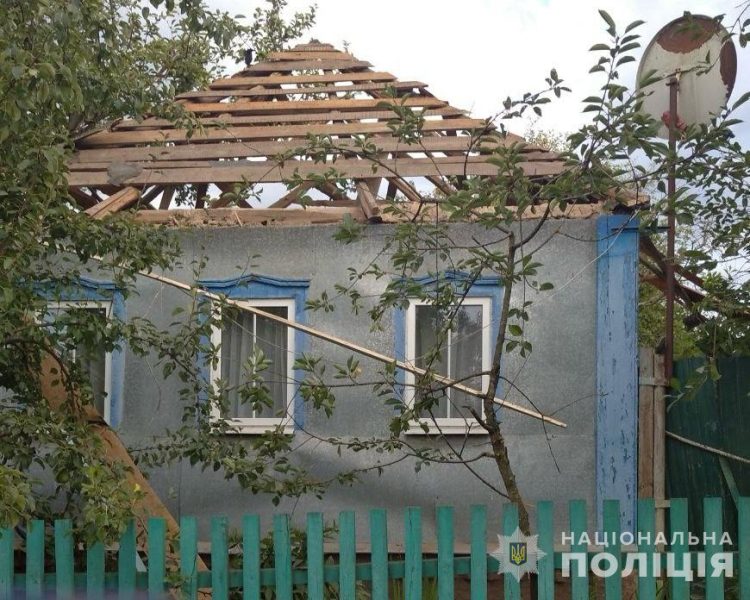 В поліції Сумщини показали фото будинку, який був пошкоджений через російські обстріли