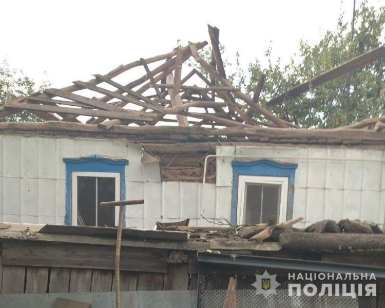 В поліції Сумщини показали фото будинку, який був пошкоджений через російські обстріли