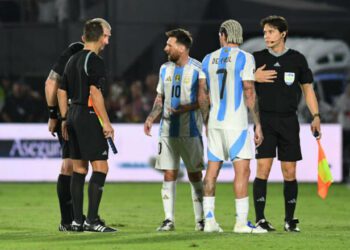 ВІДЕО. Мессі зірвався на арбітра в матчі проти Парагваю