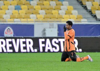 ВІДЕО. Подякував Богу. Гравець Шахтаря пройшов усе поле на колінах