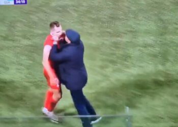ВІДЕО. В Італії тренер застосував фізичну силу до гравця через вилучення