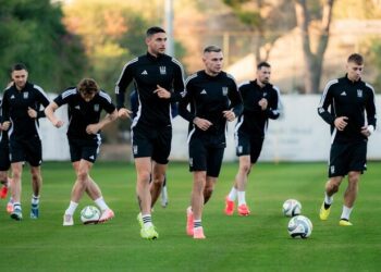 ВІДЕО. Зірки збірної України «повозили» Реброва на тренуванні