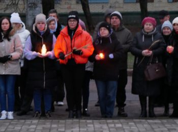 ЗАПАЛИ СВІЧКУ ПАМ’ЯТІ: У РОМЕНСЬКІЙ ГРОМАДІ ВШАНУВАЛИ ПАМ’ЯТЬ ЖЕРТВ ГОЛОДОМОРІВ