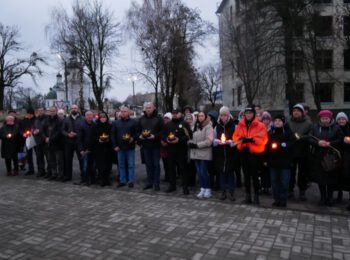 ЗАПАЛИ СВІЧКУ ПАМ’ЯТІ: У РОМЕНСЬКІЙ ГРОМАДІ ВШАНУВАЛИ ПАМ’ЯТЬ ЖЕРТВ ГОЛОДОМОРІВ