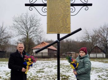 ЗАПАЛИ СВІЧКУ ПАМ’ЯТІ: У РОМЕНСЬКІЙ ГРОМАДІ ВШАНУВАЛИ ПАМ’ЯТЬ ЖЕРТВ ГОЛОДОМОРІВ