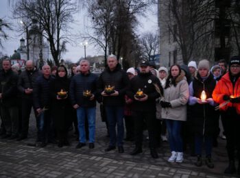 ЗАПАЛИ СВІЧКУ ПАМ’ЯТІ: У РОМЕНСЬКІЙ ГРОМАДІ ВШАНУВАЛИ ПАМ’ЯТЬ ЖЕРТВ ГОЛОДОМОРІВ