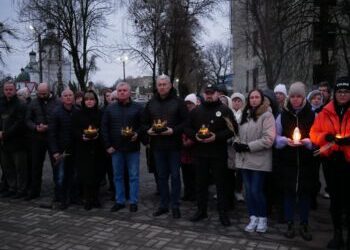 ЗАПАЛИ СВІЧКУ ПАМ’ЯТІ: У РОМЕНСЬКІЙ ГРОМАДІ ВШАНУВАЛИ ПАМ’ЯТЬ ЖЕРТВ ГОЛОДОМОРІВ