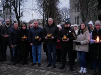 ЗАПАЛИ СВІЧКУ ПАМ’ЯТІ: У РОМЕНСЬКІЙ ГРОМАДІ ВШАНУВАЛИ ПАМ’ЯТЬ ЖЕРТВ ГОЛОДОМОРІВ