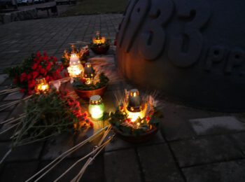 ЗАПАЛИ СВІЧКУ ПАМ’ЯТІ: У РОМЕНСЬКІЙ ГРОМАДІ ВШАНУВАЛИ ПАМ’ЯТЬ ЖЕРТВ ГОЛОДОМОРІВ