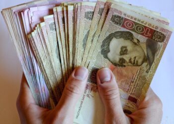 Зарплати українців можуть знизитися з наступного року: нардепка назвала причину