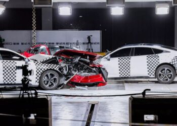 Потрійний краш-тест: як китайський автомобіль витримав зіткнення із двома машинами (ВІДЕО))