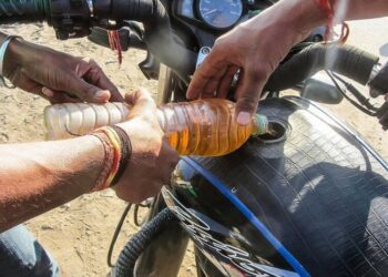 Чому заборонено перевозити бензин у пластикових пляшках: водіям на замітку