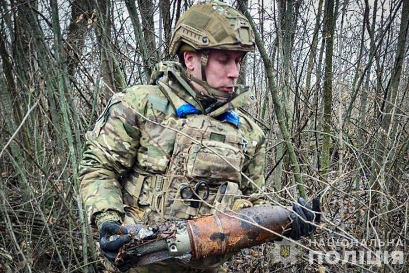 На Сумщини вибухотехніки поліції вилучили та знешкодили танковий снаряд росіян