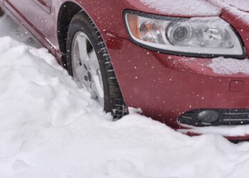 Фахівці пояснили, як вибратися на автомобілі зі снігу без лопати та троса
