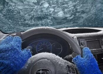 Забудьте про скребок: розкрили простий спосіб боротьби з обмерзанням лобового скла в автомобілі