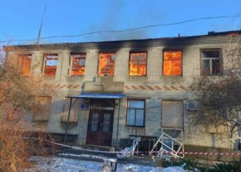 На Сумщині внаслідок обстрілу загорілася адмінбудівля