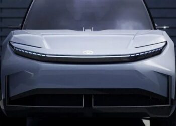 Нову Toyota RAV4 вперше показали на справжніх фото