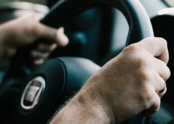 Вібрує кермо на швидкості: п’ять типових причин цієї небезпечної проблеми