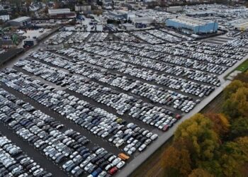 Через кризу тисячі нових Audi та Volkswagen простоюють під відкритим небом (ФОТО)