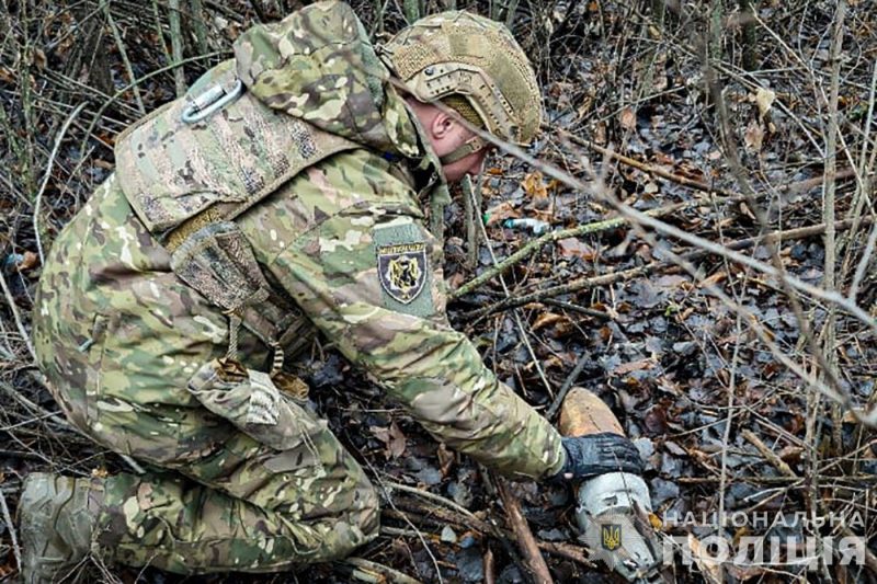 На Сумщини вибухотехніки поліції вилучили та знешкодили танковий снаряд росіян