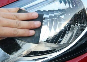 Автолюбителям підказали простий спосіб швидко очистити фари автомобіля