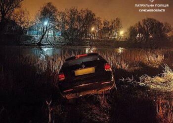 У Сумах авто ледь не з’їхало в озеро