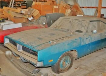 На старому складі знайшли занедбану колекцію рідкісних американських ретроавто (ВІДЕО)