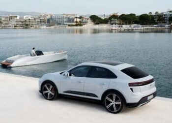 Представлено найбільший електричний катер Porsche (ФОТО)