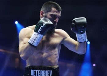 Бетербієв оцінив шанси на бій з Усиком