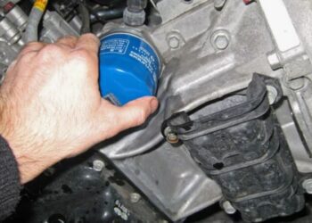 Експерт назвав 3 причини, чому не варто не заливати моторне мастило у масляний фільтр