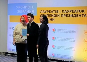 Юні науковці з Сум отримали президентські стипендії