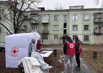 Червоний Хрест надав шосткинцям матеріали для швидкого ремонту житла, яке постраждало внаслідок ракетного удару