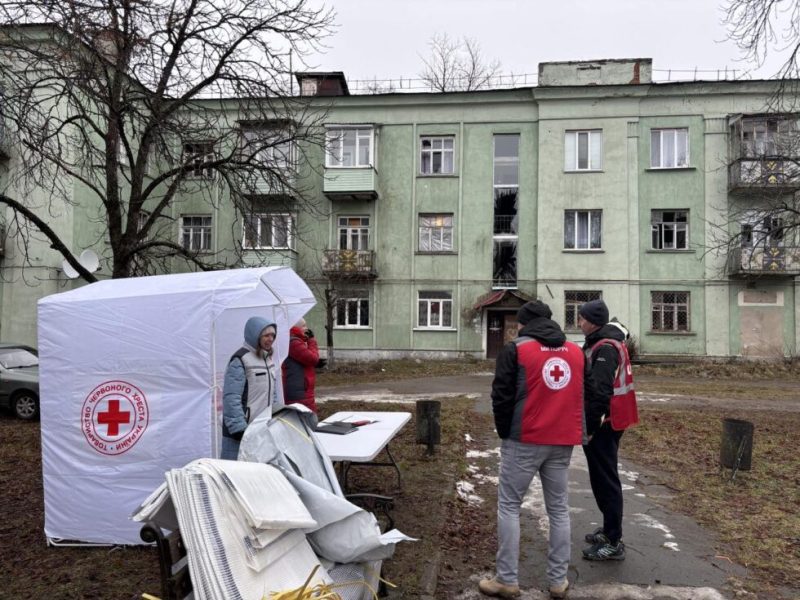 Червоний Хрест надав шосткинцям матеріали для швидкого ремонту житла, яке постраждало внаслідок ракетного удару