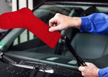 Навіщо водії взимку возять у машині зайву пару зимових шкарпеток: корисний лайфхак