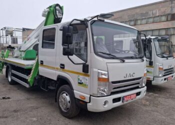 Український завод представив партію сучасних 24-метрових автогідропідіймачів (ФОТО)